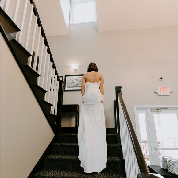 Elegant White Wedding Dress - Picture 4 of 9